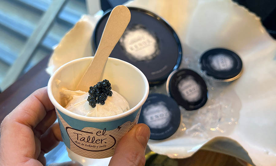 Helado de avellanas con caviar Kenoz