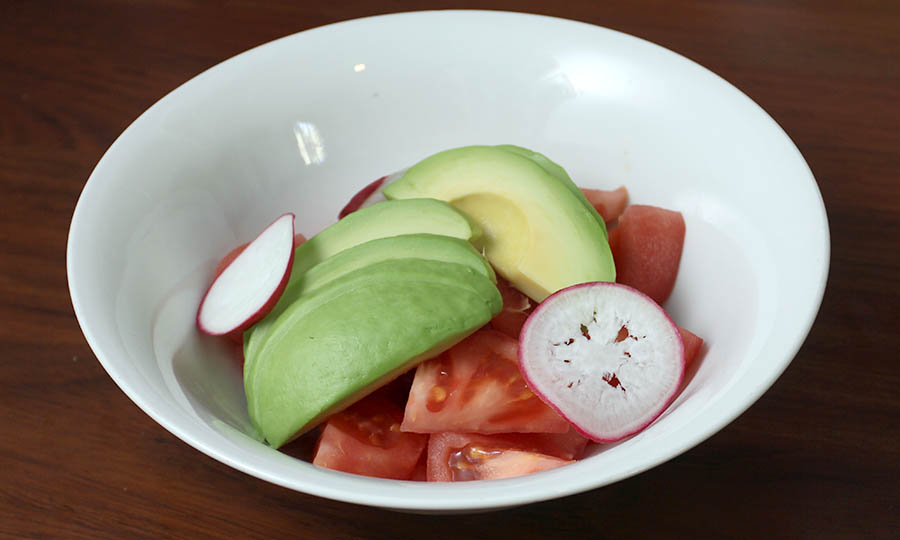 Ensalada tomate palta de acompañamiento - Barrio Sur Restaurante