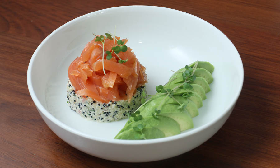 Timbal de salmón y quínoa con palta