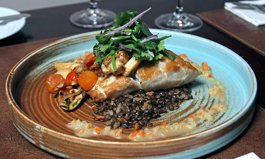 Filete de corvina y guiso de lentejas