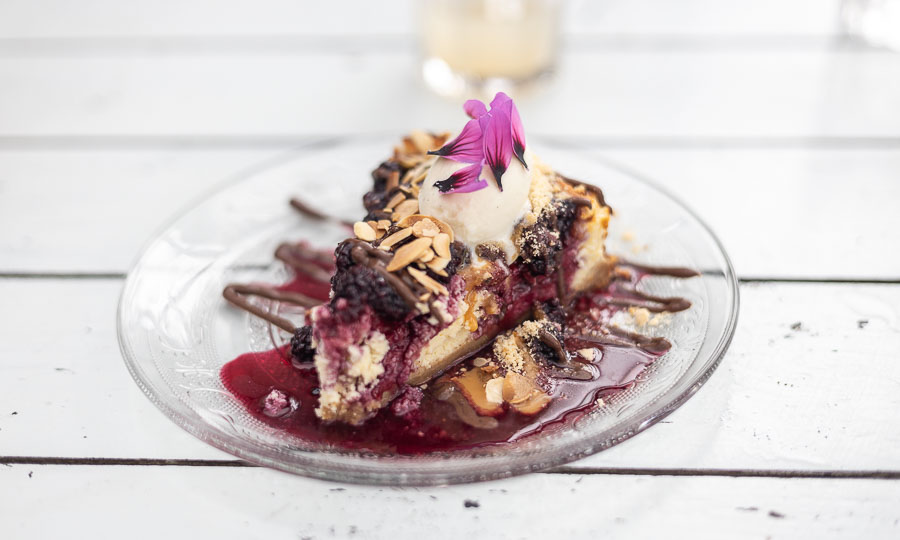 Cheesecake bañado en frutos rojos