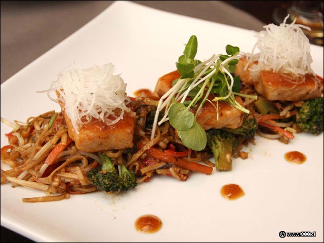 Trozos e cerdo caramelizados sobre fideos de arroz - Restaurante Nam (Providencia)