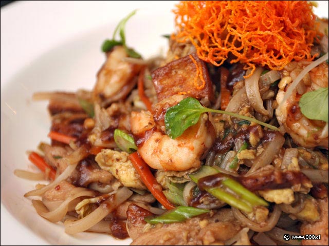 Camarones, verduras y tofu en Pad Thai - Restaurante Nam (Providencia)