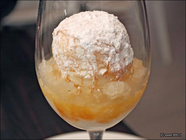 Detalle de Huevo de Nieve con Guayaba y Chirimoya Alegre - Restaurante Nam (Providencia)