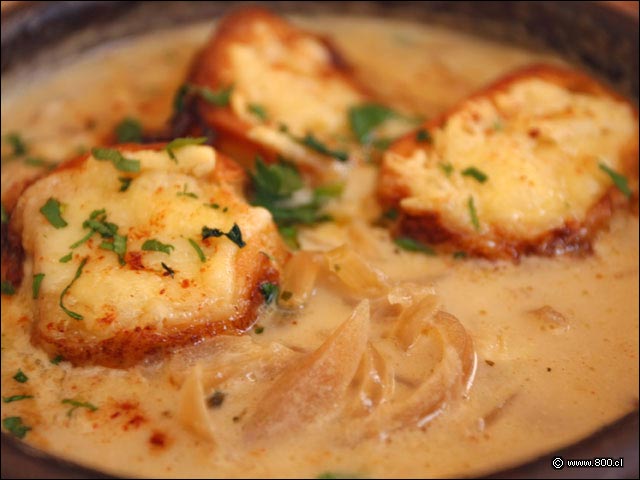 Tostones gratinados en Sopa de Cebolla - Les Comperes