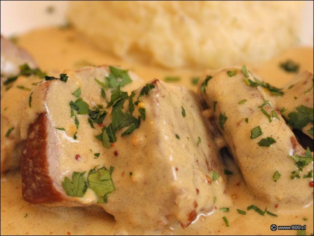 Primer plano de Solomillo de Cerdo con salsa de Mostaza - Les Comperes