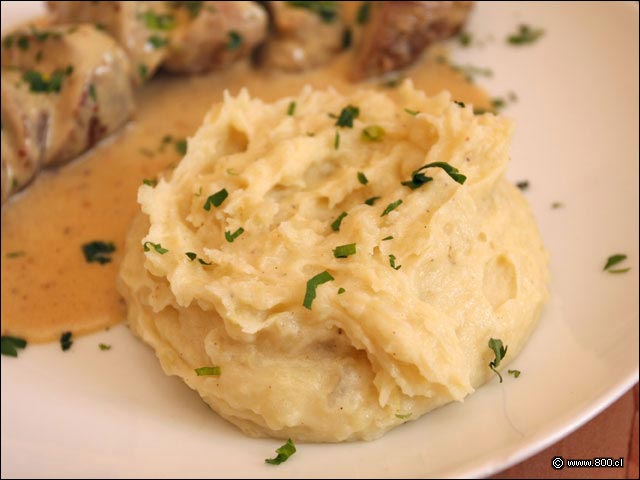 Pur� Rustico acompa�ando a Solomillo en salsa de Mostaza - Les Comperes