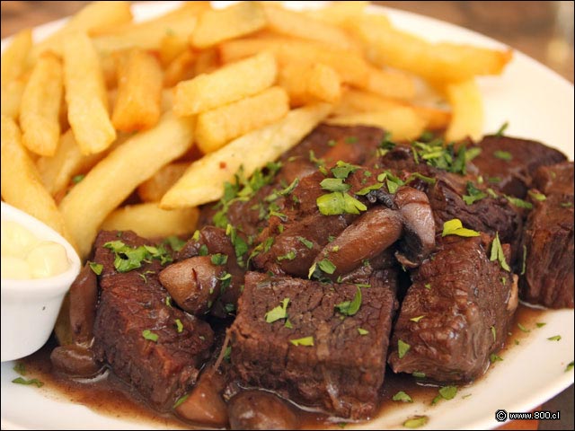 Dados de vacuno, champi��n y cebolla en Boeuf Bourguignon - Les Comperes