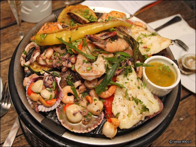 Grilla de pescados y mariscos