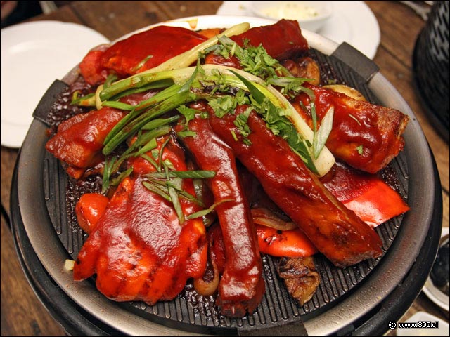 Grilla de costillas y pollo BBQ