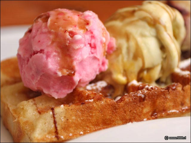 Bola de helado de Ptalos de Rosa sobre Waffle Dulce - La Waffleria (Vitacura)