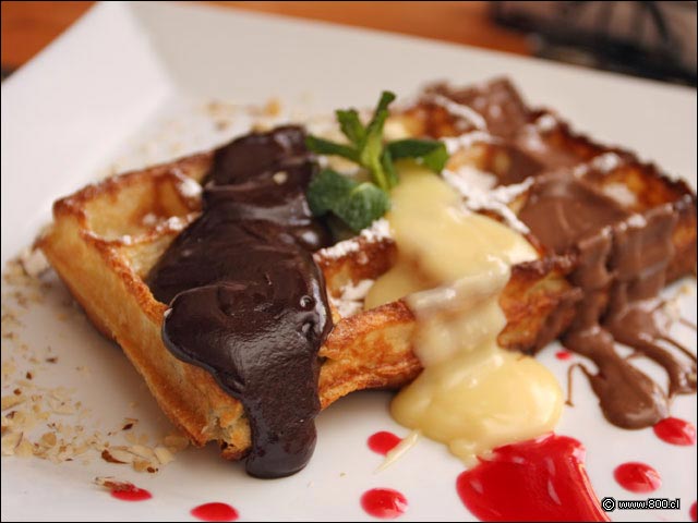 Salsas de chocolate belga y chocolate blanco en Waffle Triloga - La Waffleria (Vitacura)