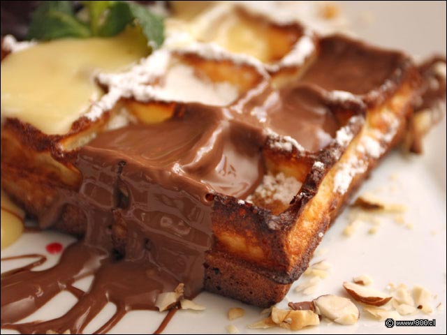 Salsa de chocolate de leche en Waffle Triloga - La Waffleria (Vitacura)