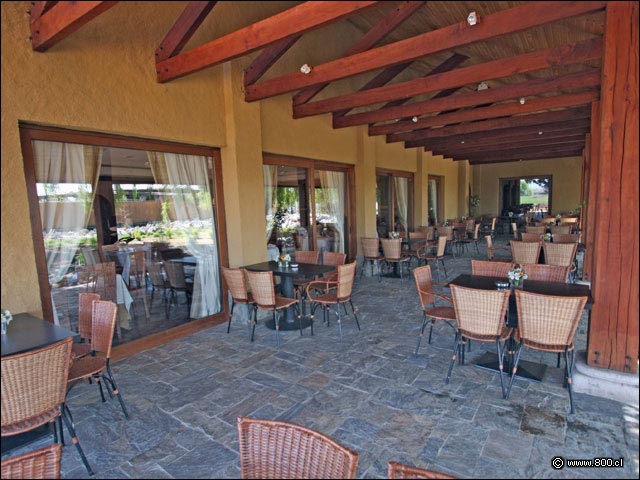 Terraza techada con vista a los jardines