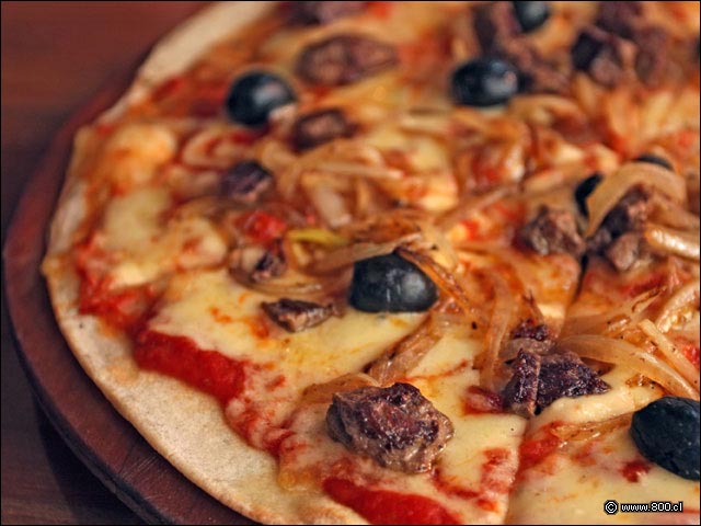 Carne picada, cebolla confitada y aceitunas en Pizza Nacional - Ma que cosa - Vidaparque