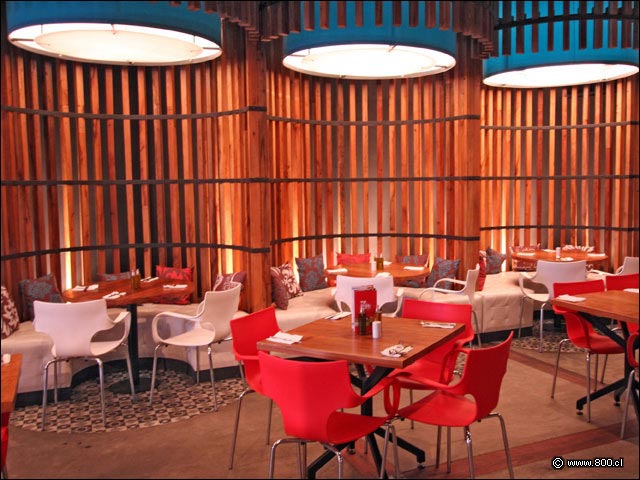 Zona con con mesas circulares - Ma que cosa - Vidaparque