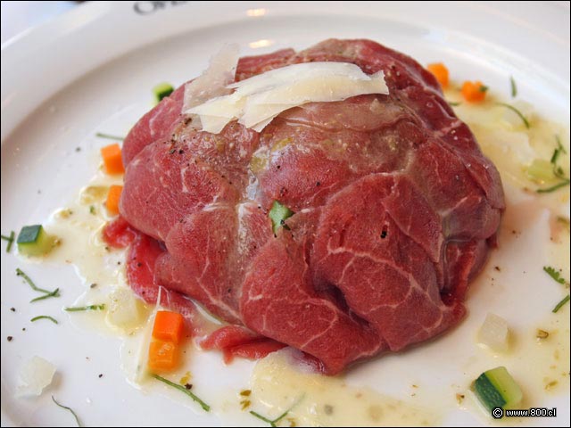 Carpaccio de carne y verduras al interior