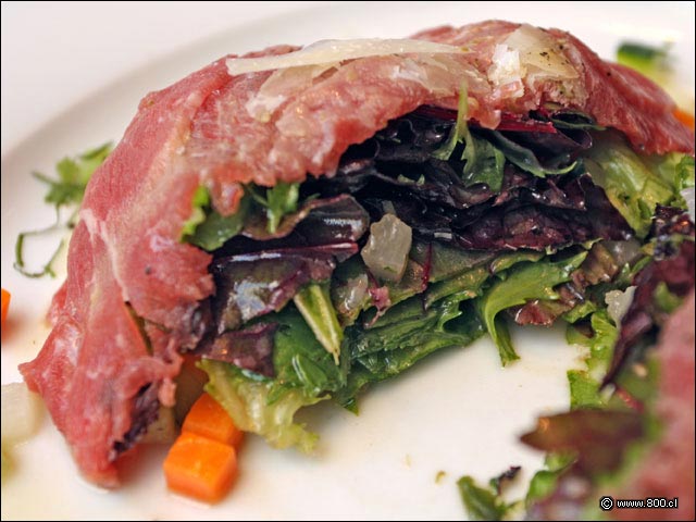 Carpaccio de carne y verduras al interior