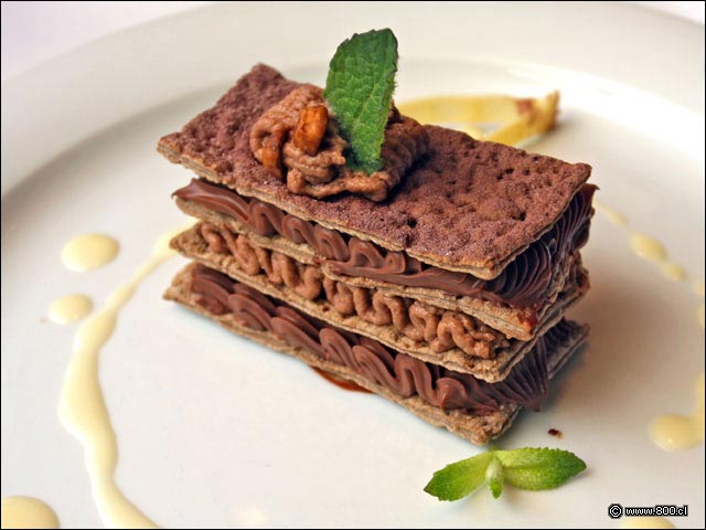 Milhojas de chocolate negro con crema de avellanas