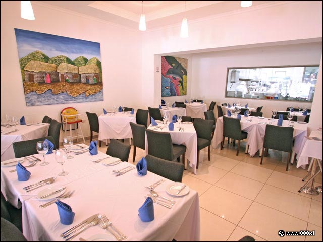 Comedor principal y vista a la cocina
