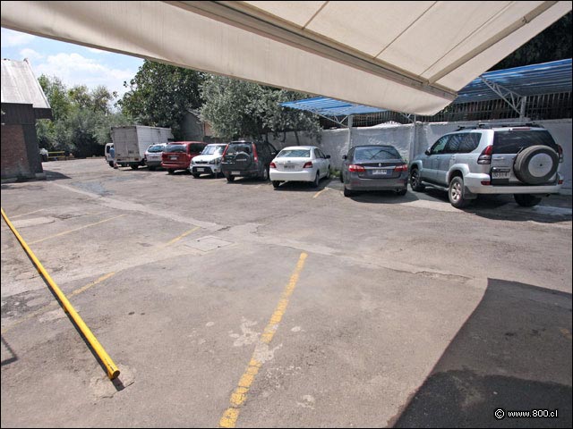 Estacionamiento propios en patio trasero