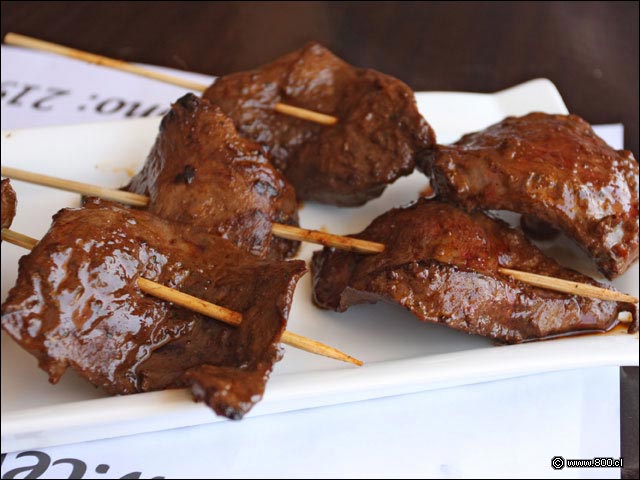 Primer plano de Anticuchos de Coraz�n - Cevichela (Vitacura)