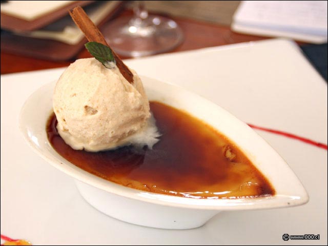 Flan Casero con helado de harina tostada - Mulato Restaurant