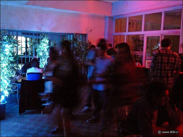 Mesas y barra secundaria bajando la escalera