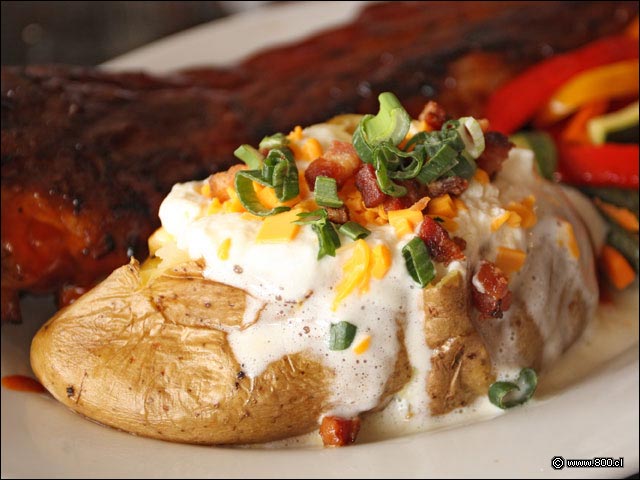 Papa Asada con Crema cida acompaando a Baby Back Ribs - Tony Romas (Parque Arauco)