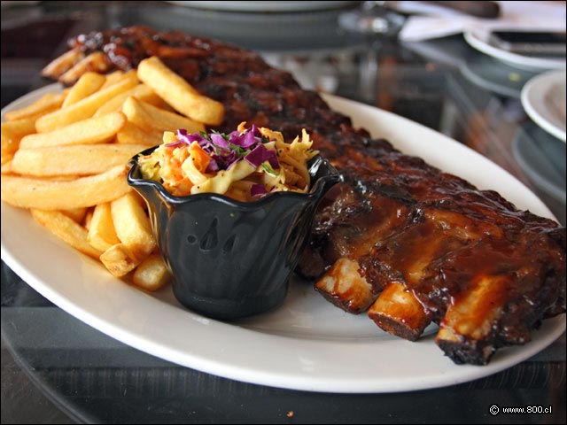 Cole Saw y papas fritas en St. Louis Ribs - Tony Romas (Parque Arauco)