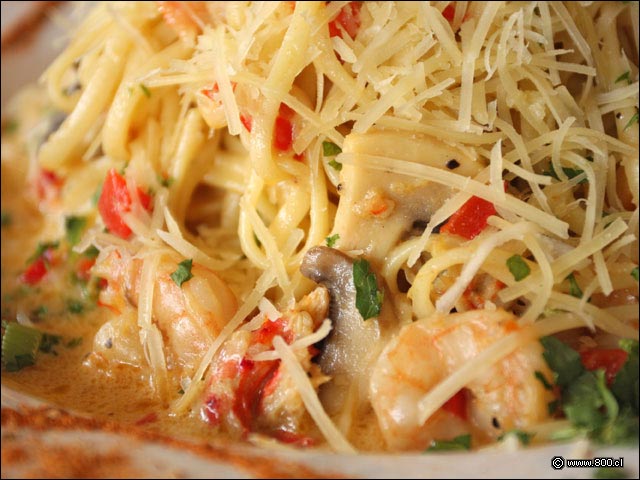 Carne de centolla, camarones y championes en Cajun Shrimp & Centolla Pasta - Tony Romas (Parque Arauco)