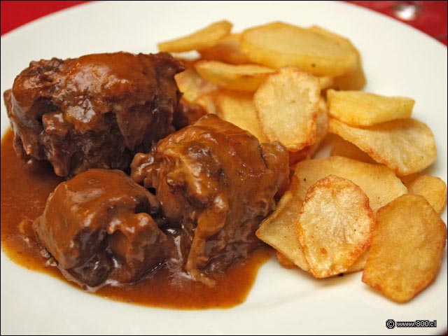 Rabo de buey con papas chaucha - La Bodeguilla de Cristbal