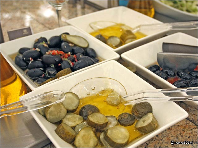 Pepinillos Dill y Aceitunas de Azapa - El Boho - Hotel Sheraton