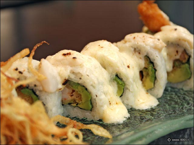 Detalle de Parmesano Roll baado por salsa de queso - Tempura - Parque Arauco