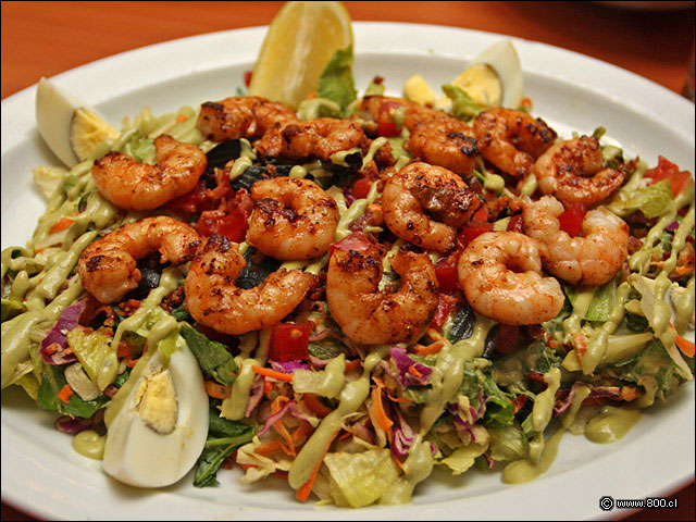 California Shrimp Salad, camarones sobre cama de lechugas , repollo y zanahoria