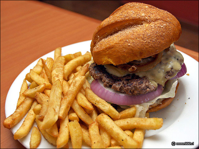 Applebees Burger, hamburguesa con cebolla morada, queso fundido y aros de cebolla