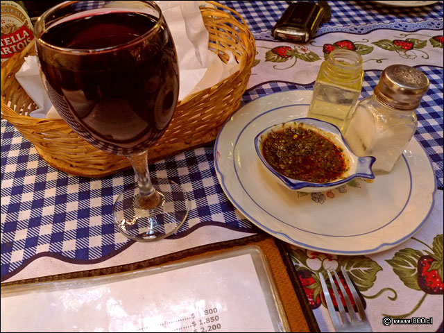 Copa de vino y postura de mesa - Las Piedras de Molino (San Felipe)