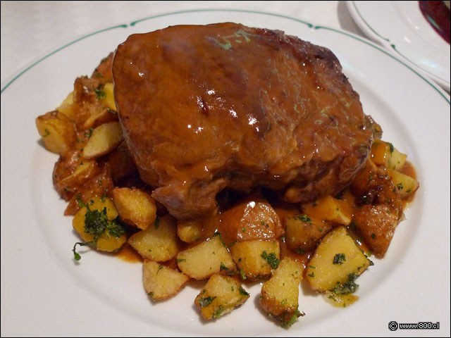 Filete con salsa de pimienta sobre papas doradas