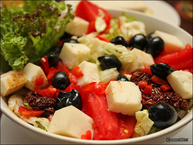 Ensalada tomate, queso de cabra, aceitunas y tomate seco - DoceTrece - Tobalaba