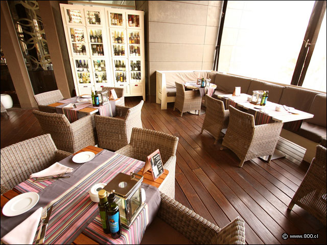 Detalle de las mesas y cava - Terraza W Santiago Hotel 4 Piso