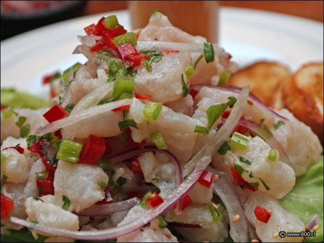 Cortes de Corvina maridados con pimiento y cebolla morada - Caleta Lastarria
