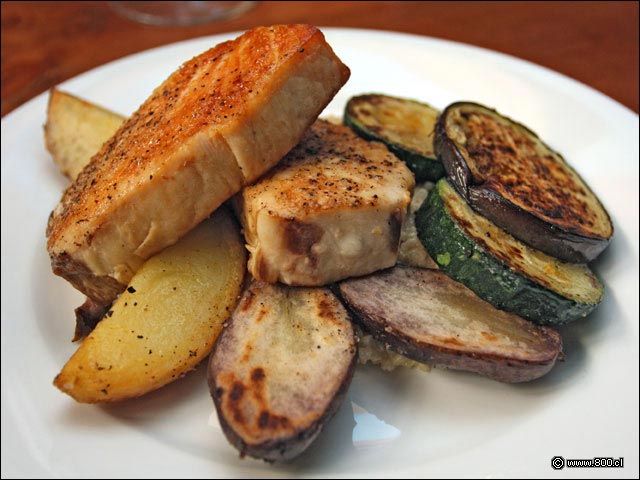 Oil Fish, Papas Nativas y risotto de qu�noa y verduras grilladas - Caleta Lastarria