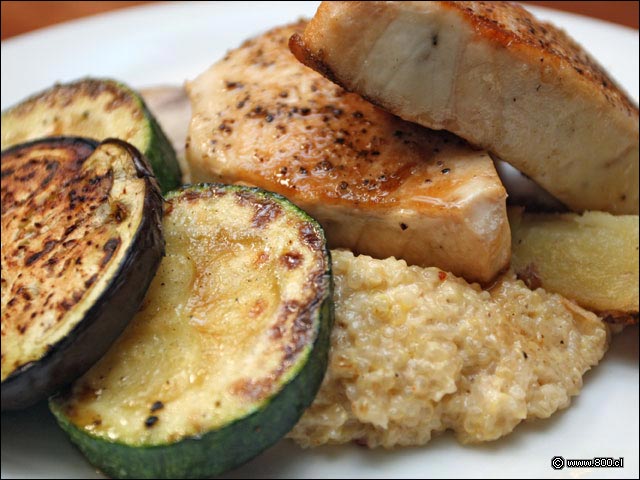 Detalle de verduras grilladas y  risotto de qu�noa  - Caleta Lastarria