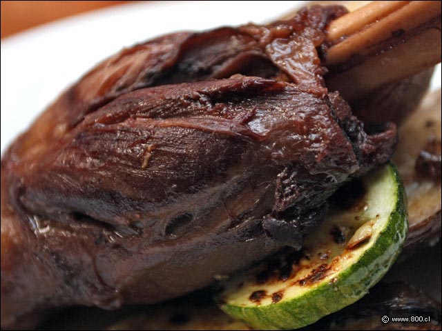 Primer plano de Garr�n de Cordero sobre verduras grilladas - Caleta Lastarria