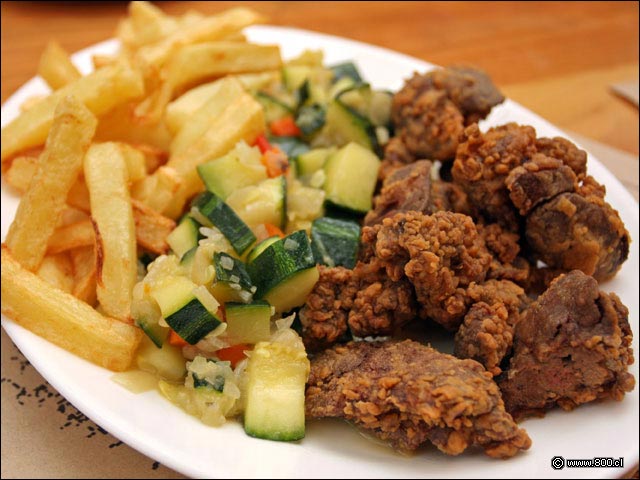 Panitas de Pollo Fritas con Guiso de Zapallo y Papas Fritas