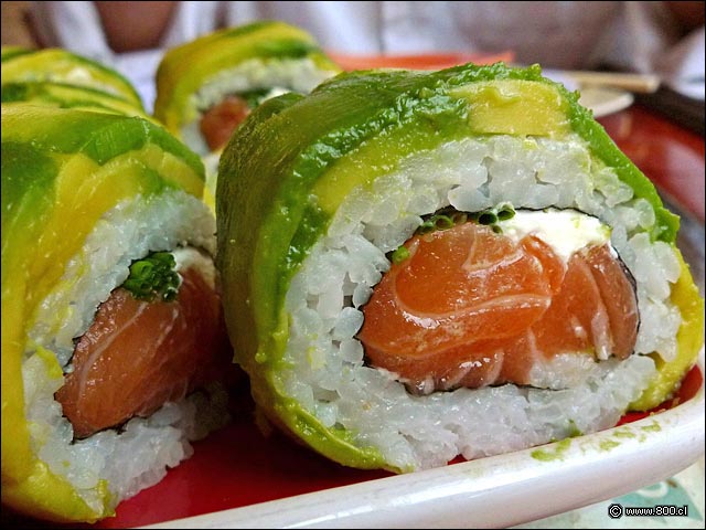 Detalle de Avocado Roll, Queso crema y cebollin envuelto en palta - Kitcheng