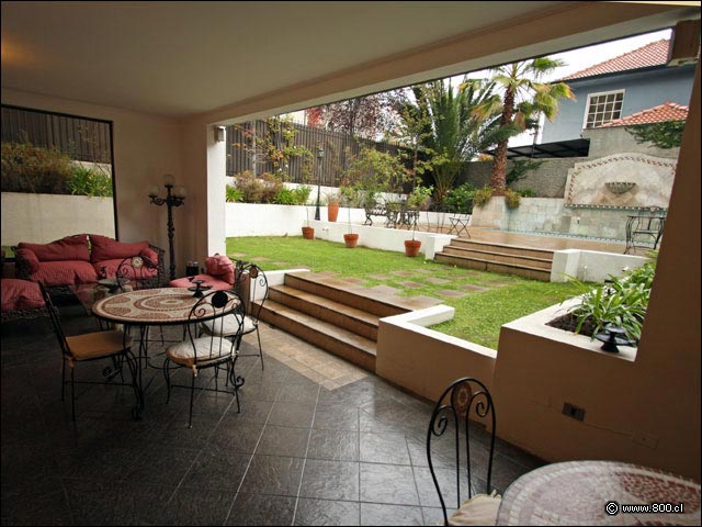 Terraza del restaurante con vista a la piscina - Bonaparte