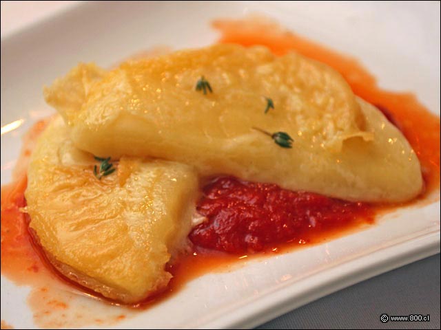Primer Plano de Provoleta sobre Salsa de Tomate - Bonaparte