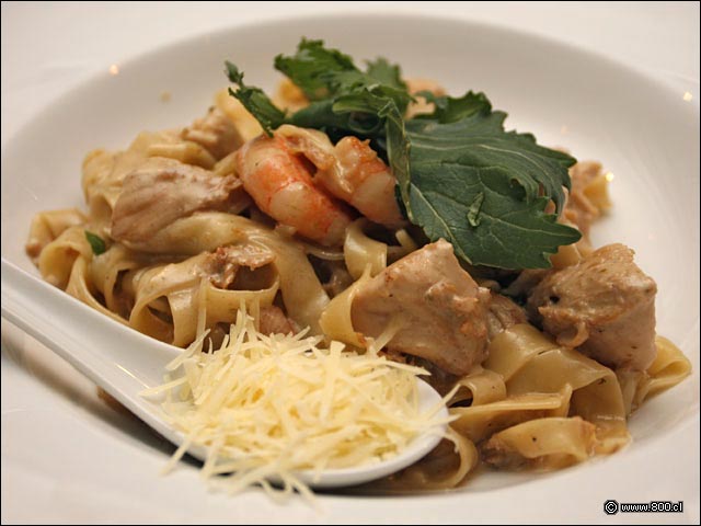 Fetuccini con Salsa de Pollo y Camarones - Bonaparte