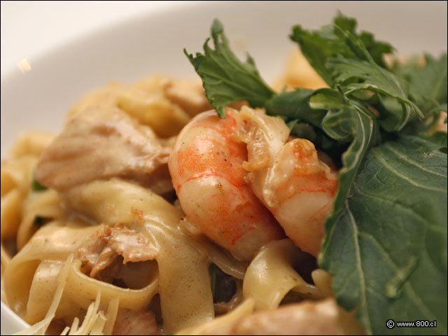 Primer Plano de Fetuccini de Pollo y Camarn del Restaurante del Hotel Bonaparte - Bonaparte